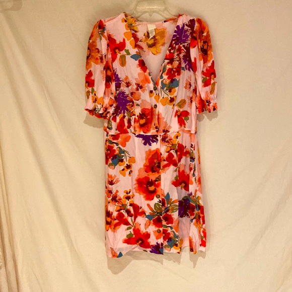 H&M Dresses & Skirts - Button down mini floral dress